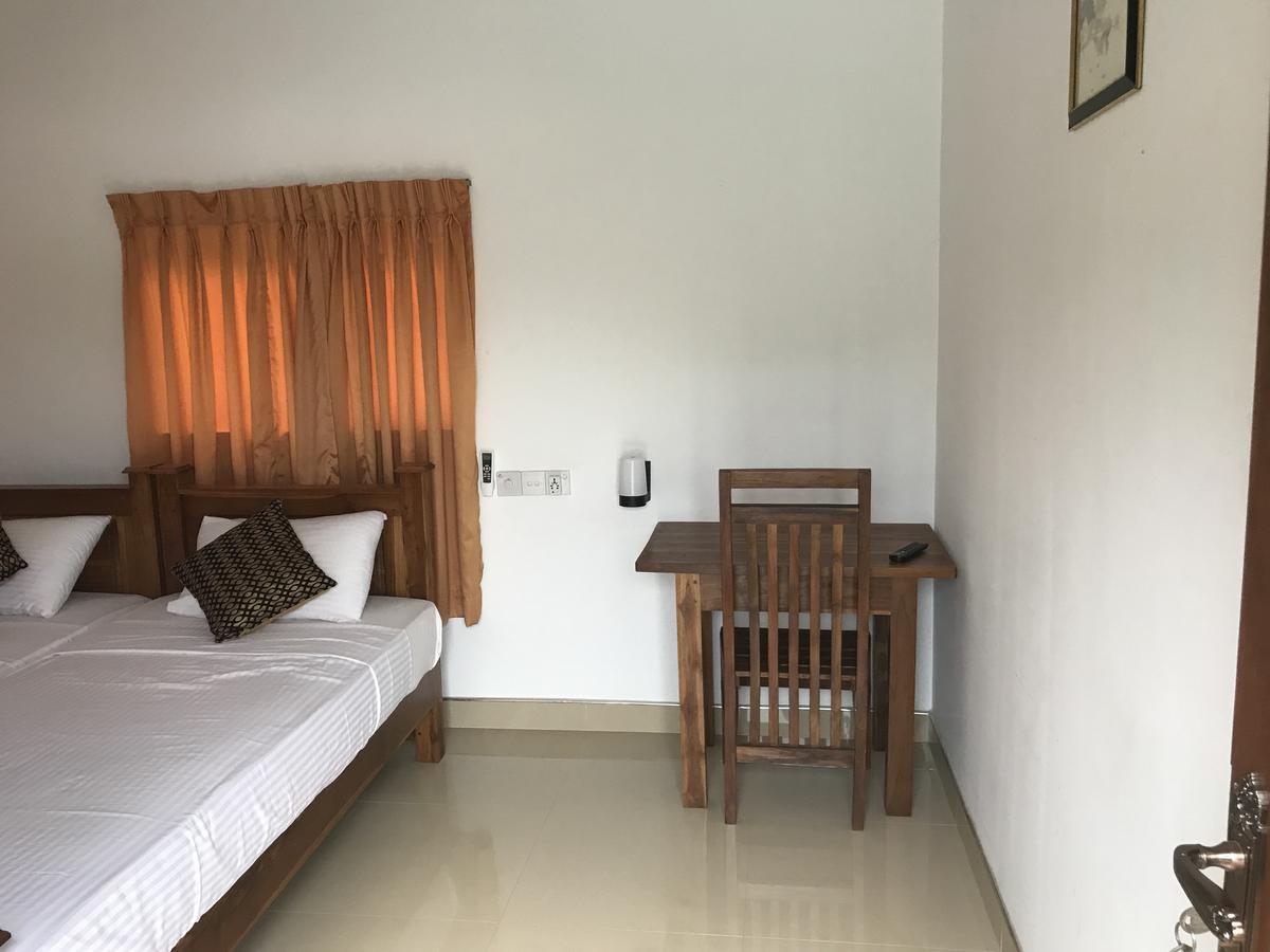 Deshani Holiday Inn Dambulla Esterno foto