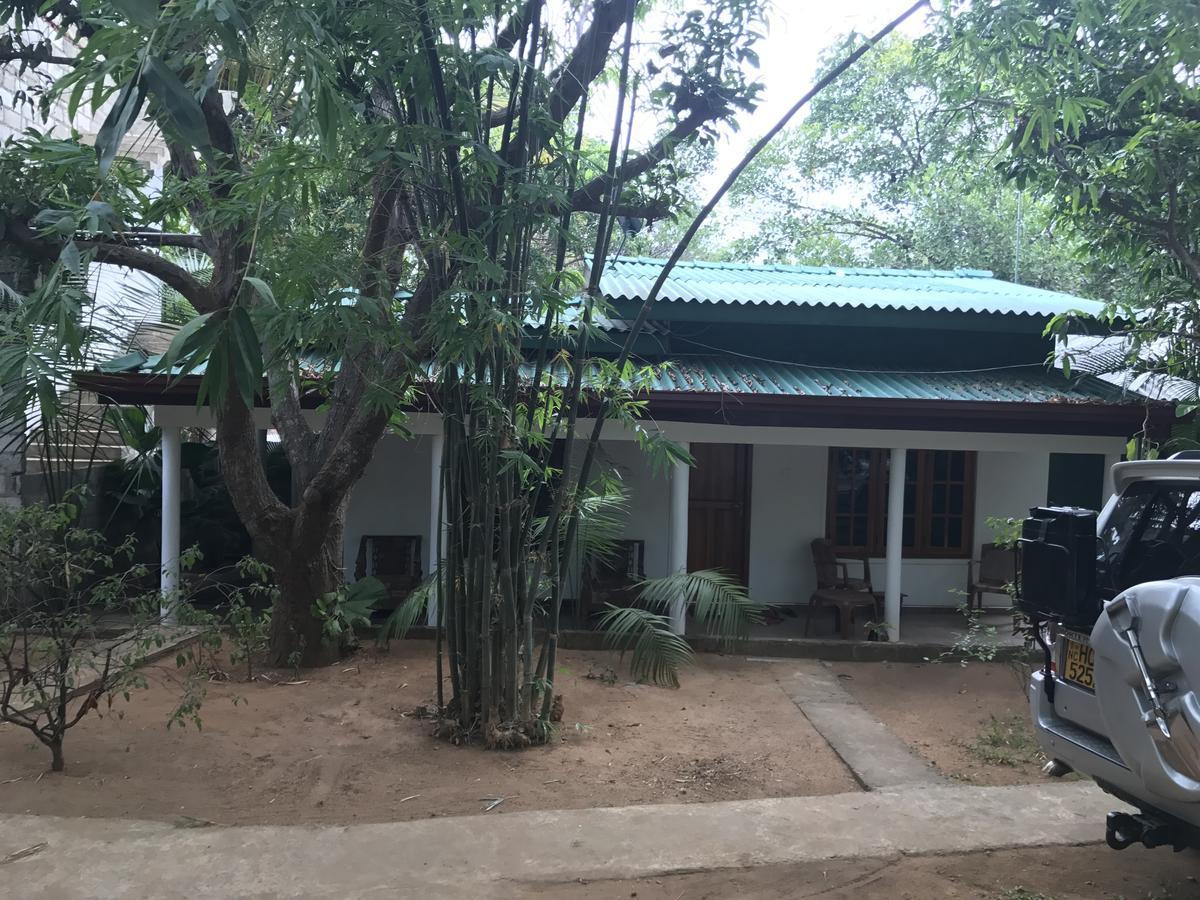 Deshani Holiday Inn Dambulla Esterno foto