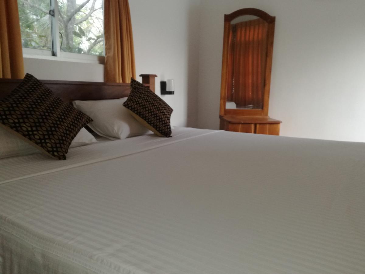 Deshani Holiday Inn Dambulla Esterno foto