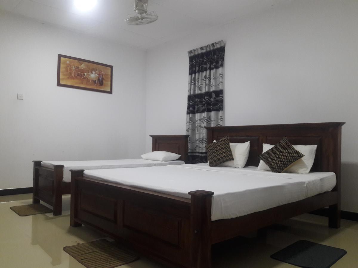 Deshani Holiday Inn Dambulla Esterno foto