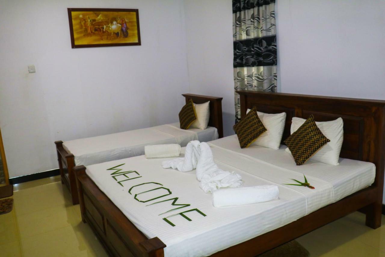 Deshani Holiday Inn Dambulla Esterno foto