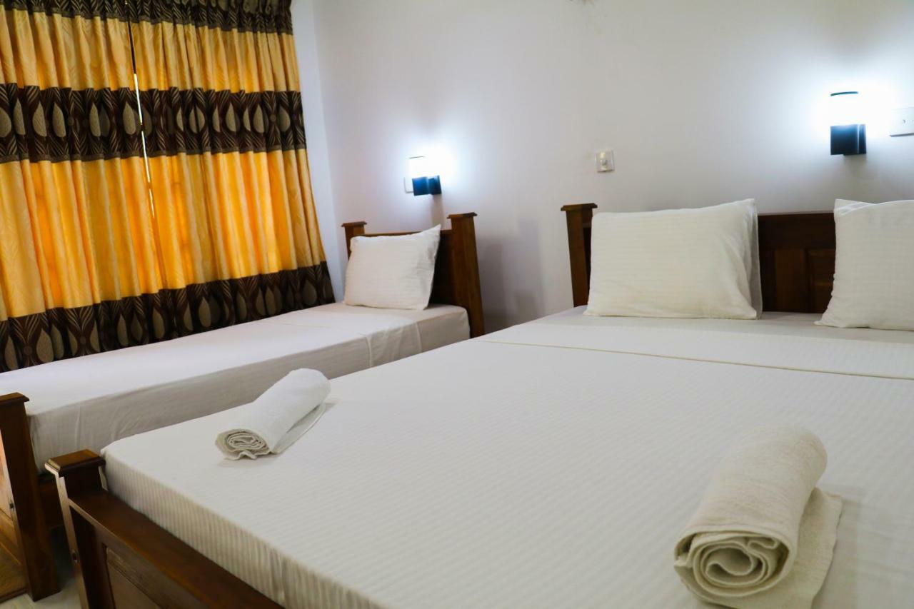 Deshani Holiday Inn Dambulla Esterno foto
