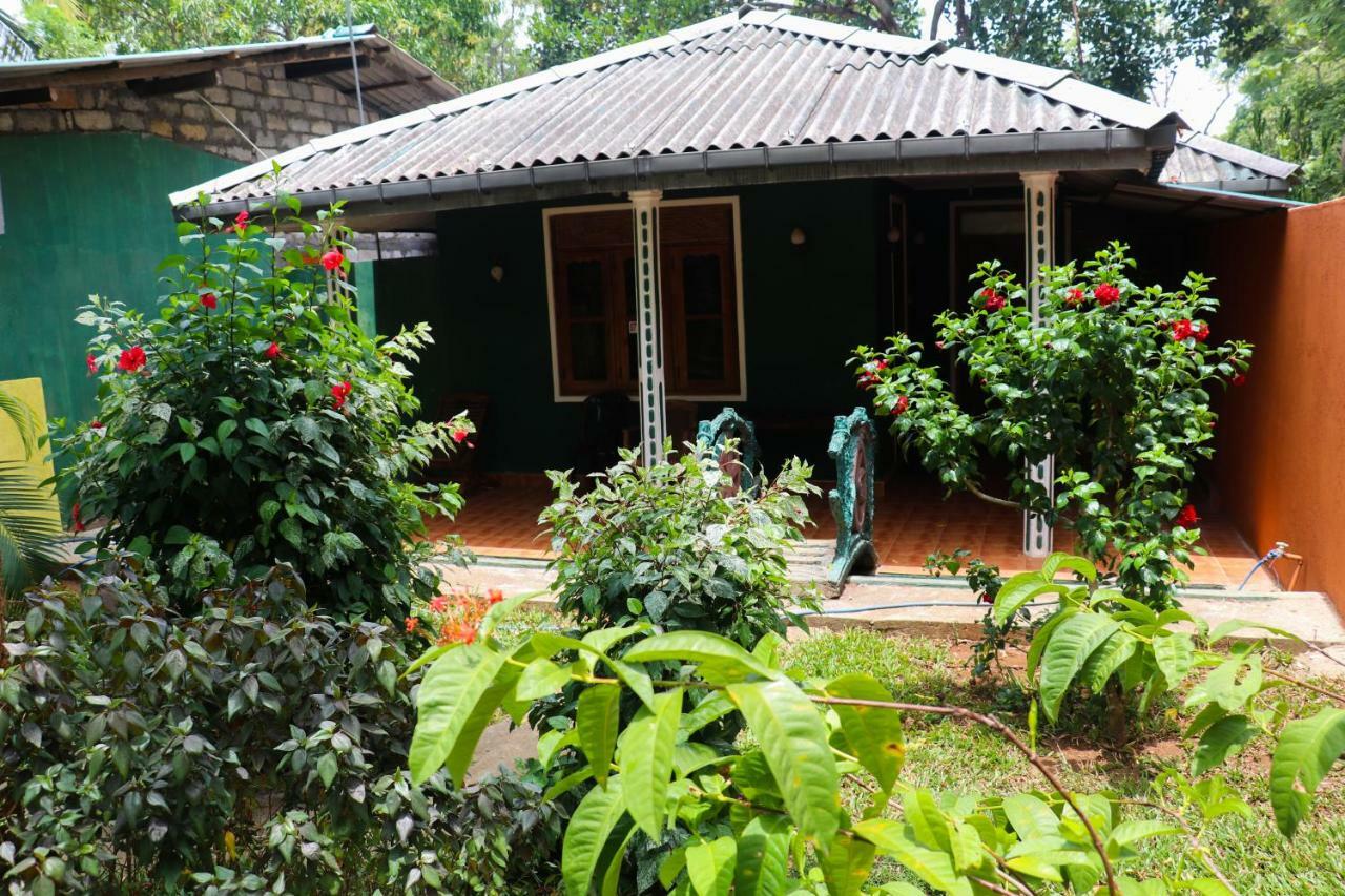Deshani Holiday Inn Dambulla Esterno foto