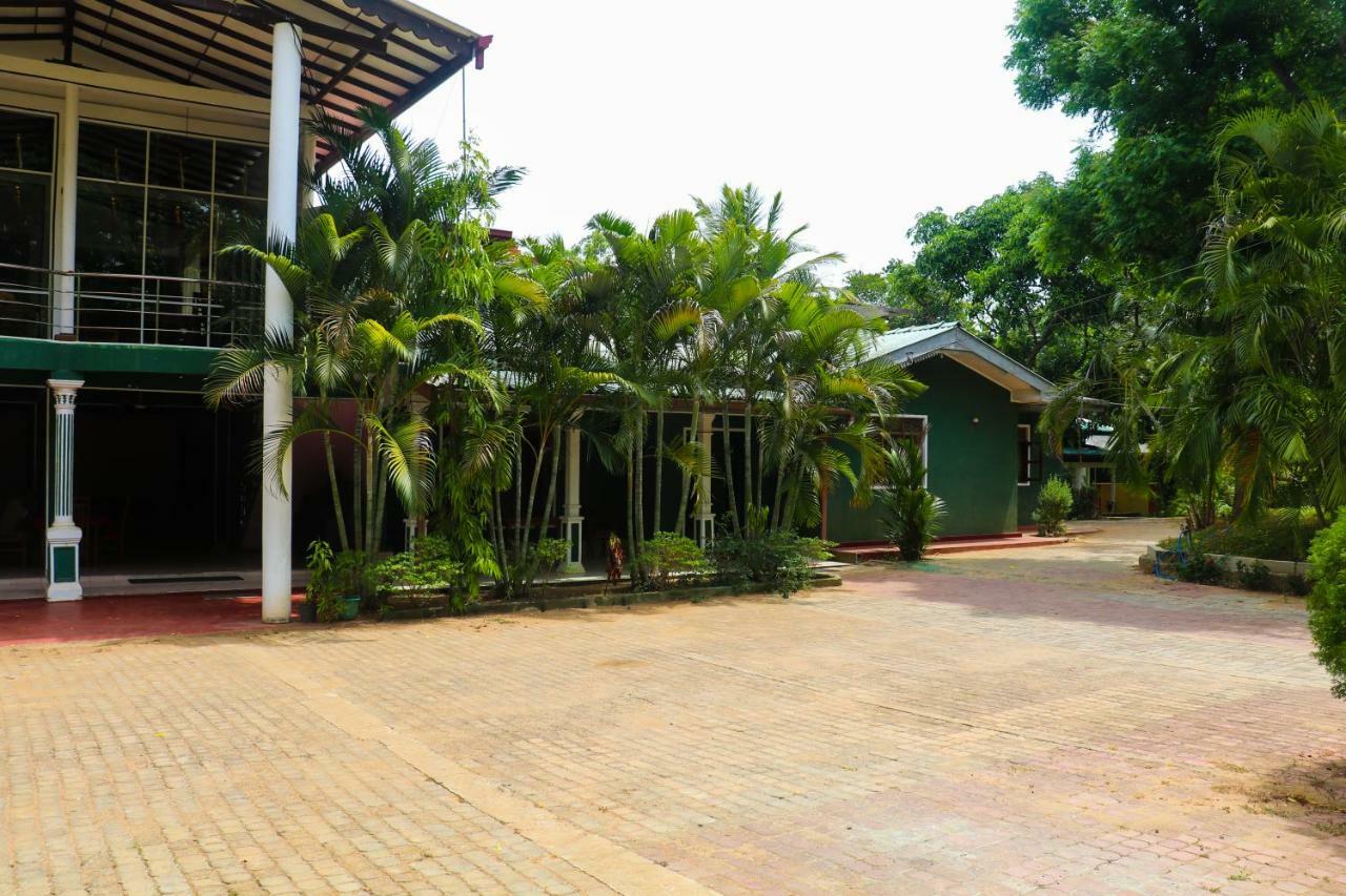 Deshani Holiday Inn Dambulla Esterno foto